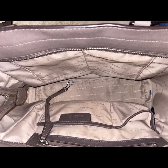 Grey leather Michael Kors handbag - Picture 5 of 8